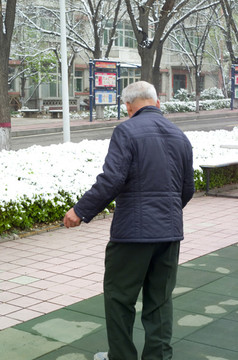 玩空竹的老人