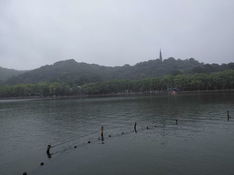 湖水綠山