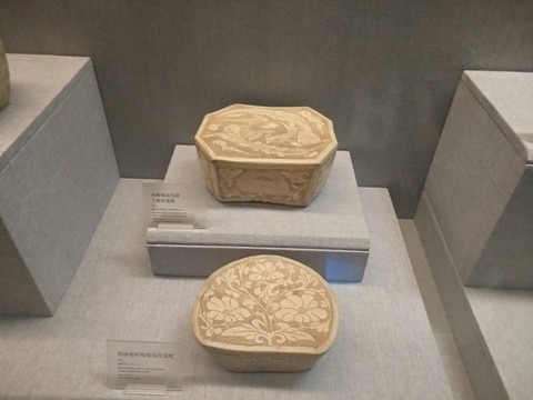 珍珠地折枝菊花紋瓷枕