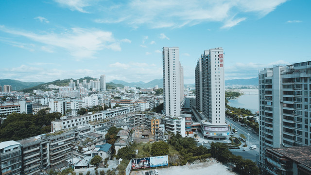 晴空萬(wàn)里城市實(shí)拍圖攝影