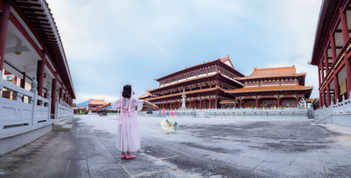 雄偉古建前的小女孩