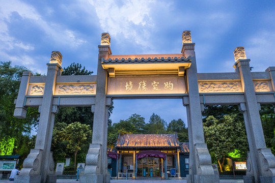 趵突勝景牌坊