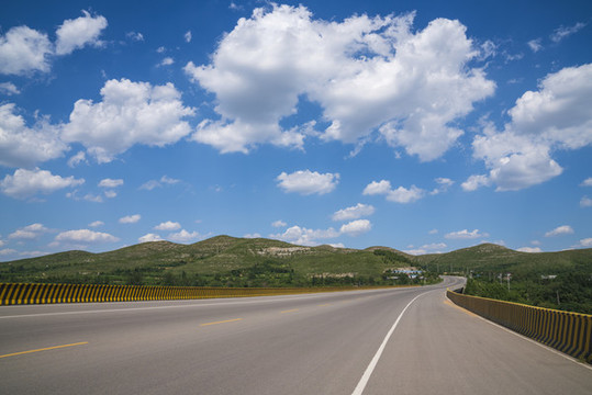 公路藍(lán)天白云風(fēng)景