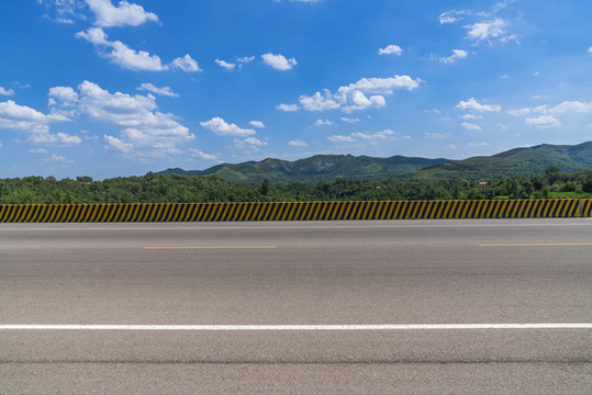 山區(qū)瀝青公路在藍(lán)天白云下的風(fēng)景