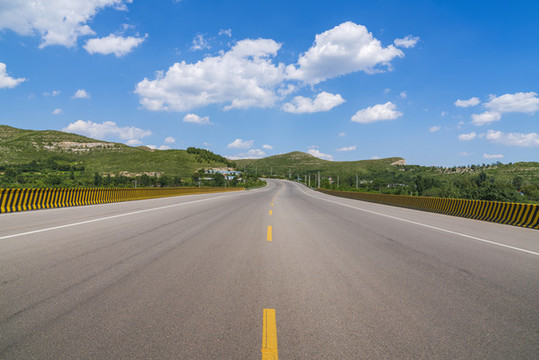 公路藍天白云風景
