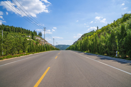 藍(lán)天白云下的瀝青公路風(fēng)景