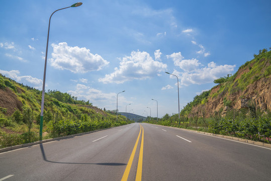 公路藍天白云風景