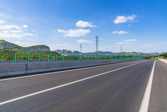 瀝青公路晴天風景