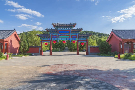 牌坊路面藍(lán)天白云