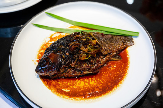 蔥烤鯽魚