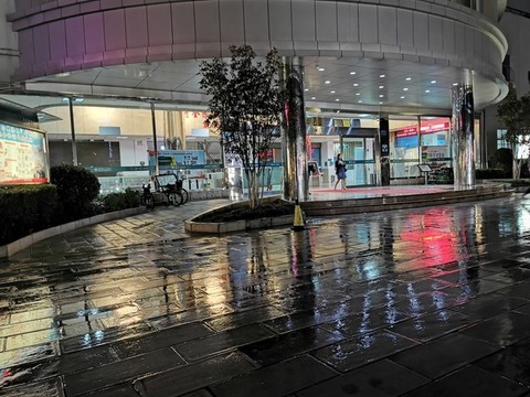 醫(yī)院大廳門口