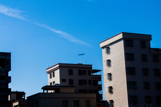 建筑與空中的飛機(jī)