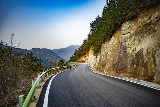 山路瀑布鄉(xiāng)村路林蔭道汽車海報