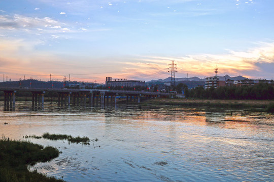 日落下的橋
