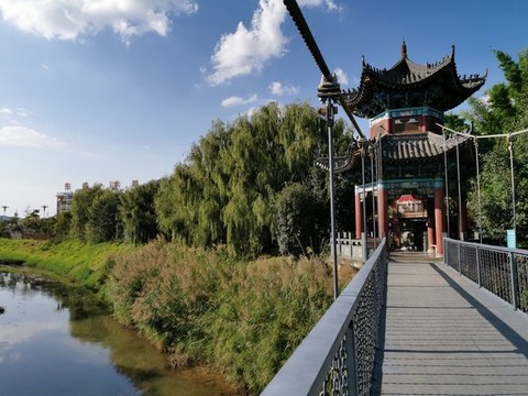 中式亭子吊橋風(fēng)景