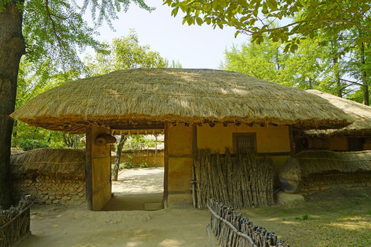 韩国民俗村的草屋门楼