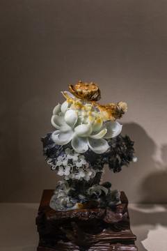 玉雕荷花