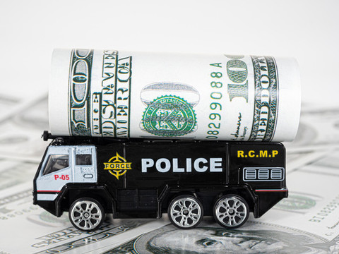 小車上被卷起來的美元