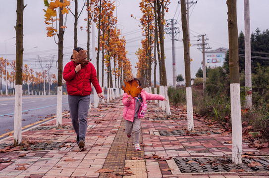 在人行道上奔跑