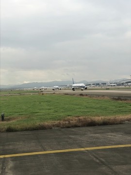 排隊(duì)起飛的飛機(jī)