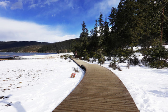 普達(dá)措國家公園屬都湖棧道雪景