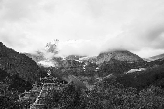 雪山黑白照片