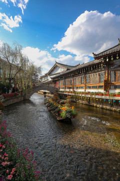 麗江古城街道河流