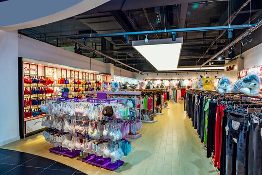 女性內(nèi)衣賣場貨架展示