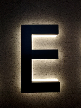 黑色發(fā)光立體字母E