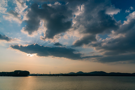 武漢東湖吹笛景區(qū)日落