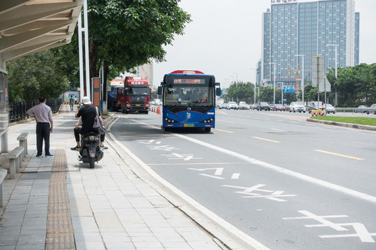公交車進(jìn)站