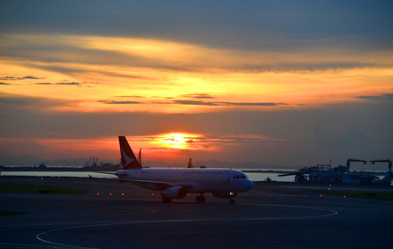夕陽的中國香港國際機(jī)場