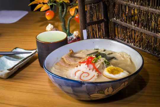 燒肉魚板拉面