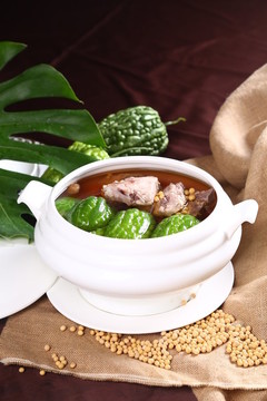涼瓜黃豆燉排骨