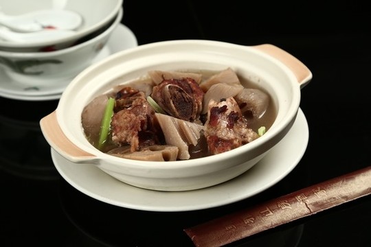 筒骨章魚(yú)煲蓮藕