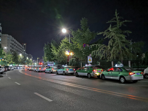 夜晚等活的出租車