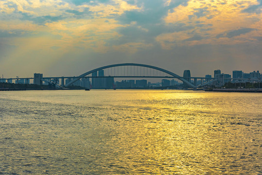 跨江大橋