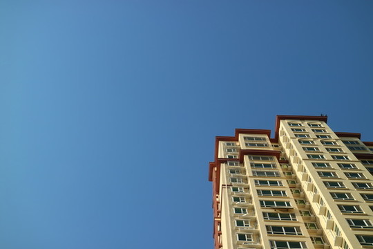 仰拍小區(qū)高樓