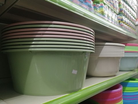 超市塑料盆銷(xiāo)售區(qū)