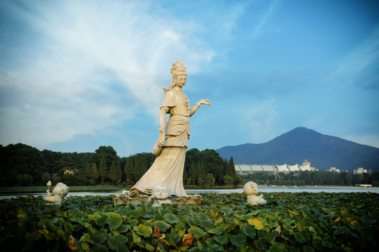 蓮花仙子婷婷玉立的雕塑