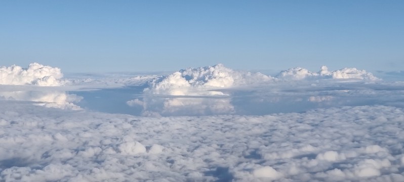 云層之上