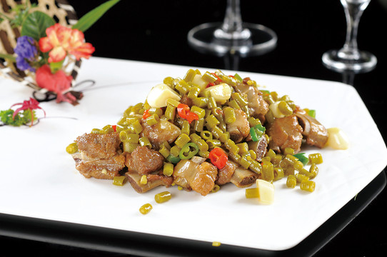 酸豆角炒仔排