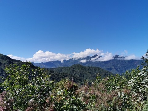 藍(lán)天遠(yuǎn)山