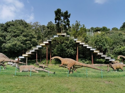 草地上的恐龍群