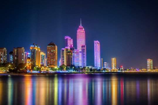 中國山東省煙臺市海濱建筑群夜景