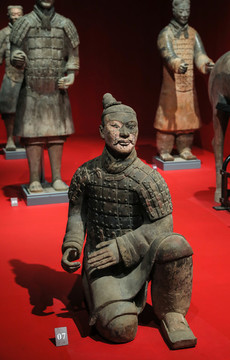 秦跪射武士俑