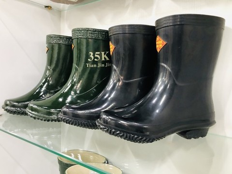 工業(yè)消防用品展示油鞋