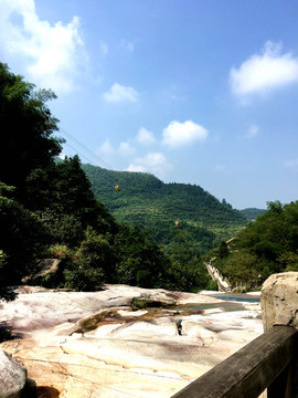 山石溪流