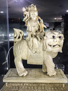 騎獅觀音像
