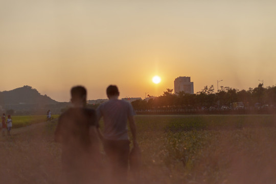 夕陽下的背影